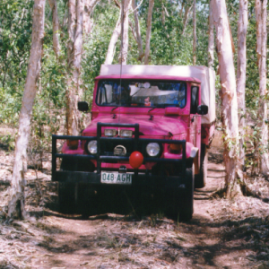 Robuster Toyota Pickup im Outback Australiens.